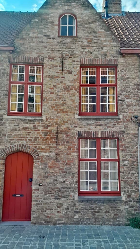 Gevel met ramen en deur in buitenschilderwerk afgewerkt